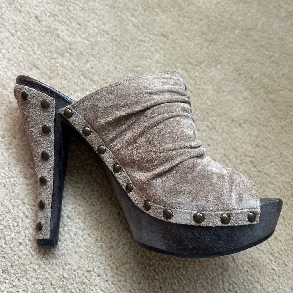 Guess Taupe Studded Platform Heels. New with box size 7. GW Victorian